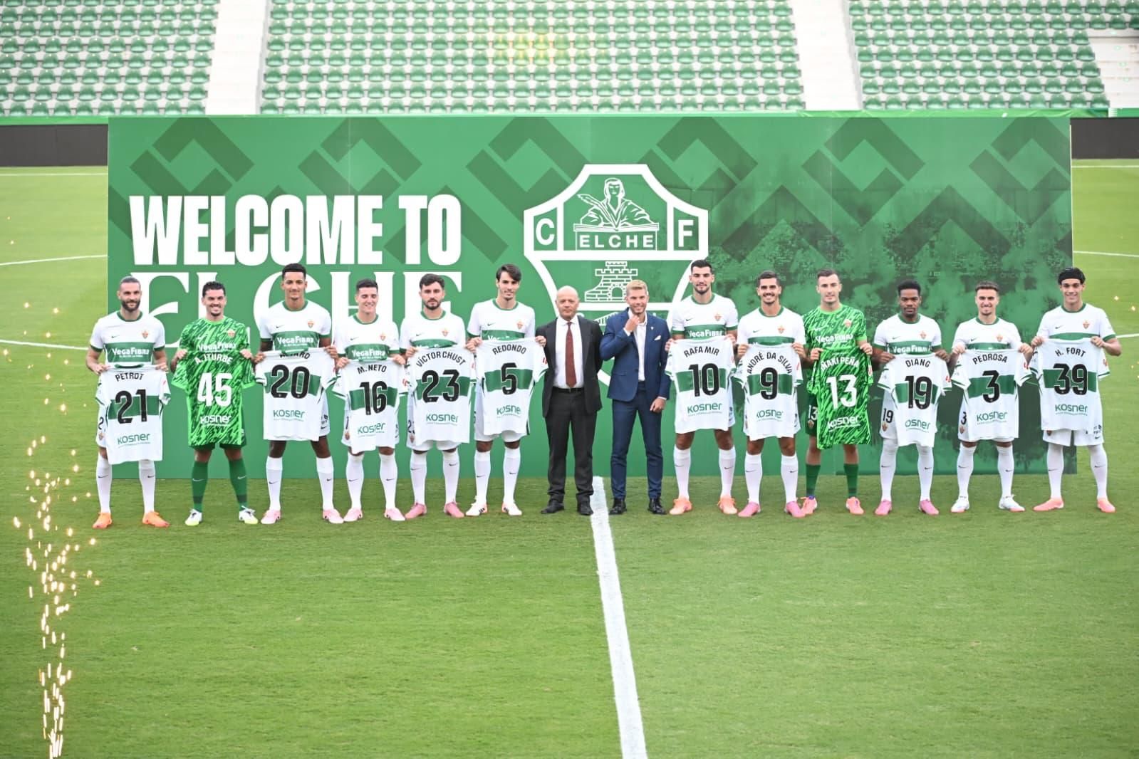 El Elche presenta a sus 12 fichajes