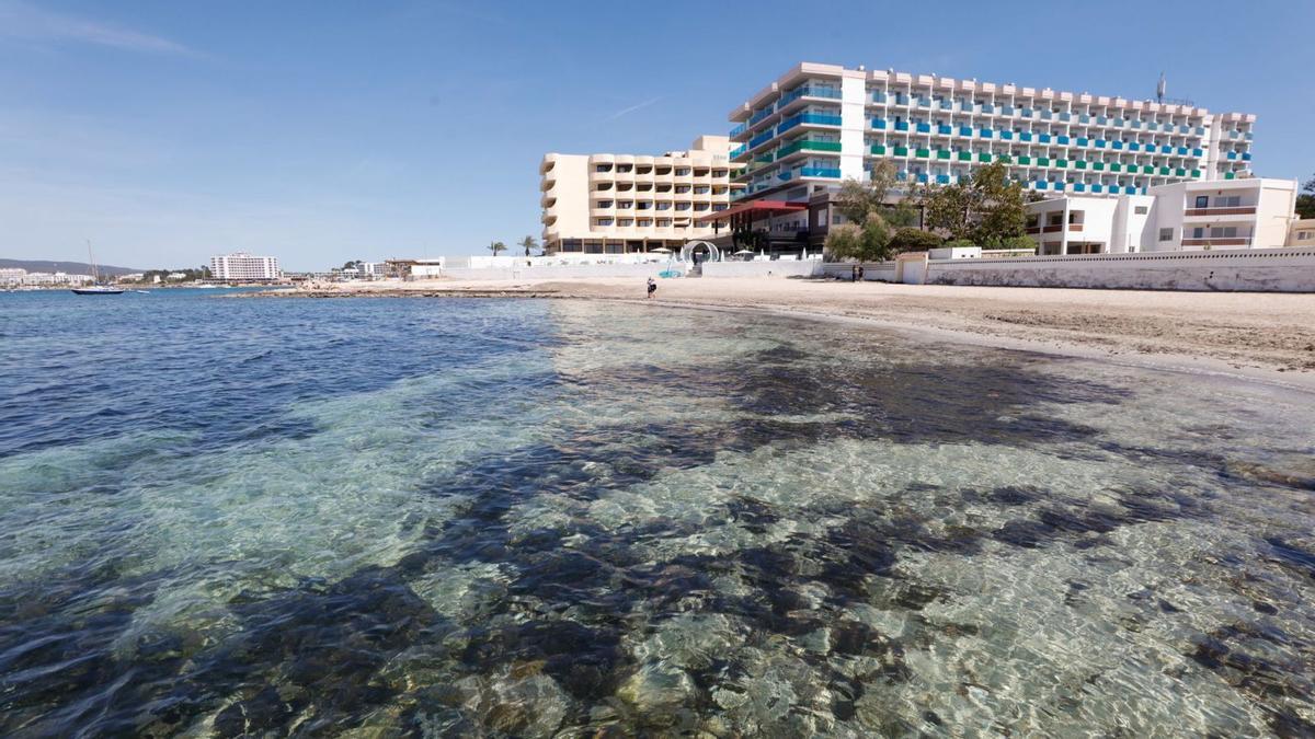 Una imagen de archivo de varios hoteles situados en la costa de Sant Antoni