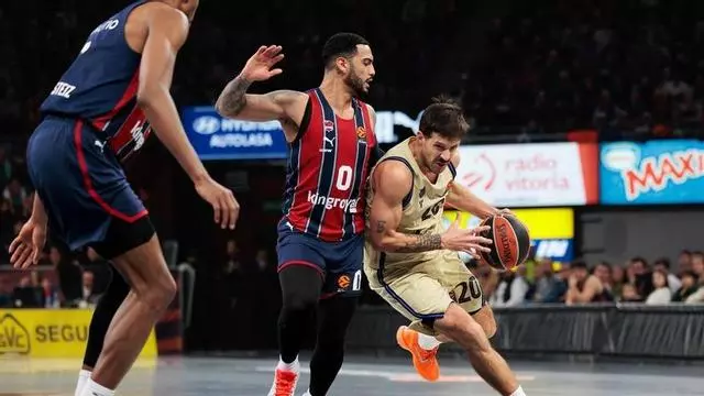 El Barça revive en Vitoria gracias al triple y a la defensa