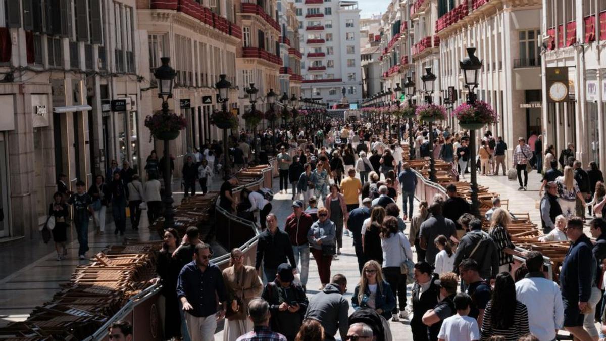 Ambiente que presentaba ayer la calle Larios.