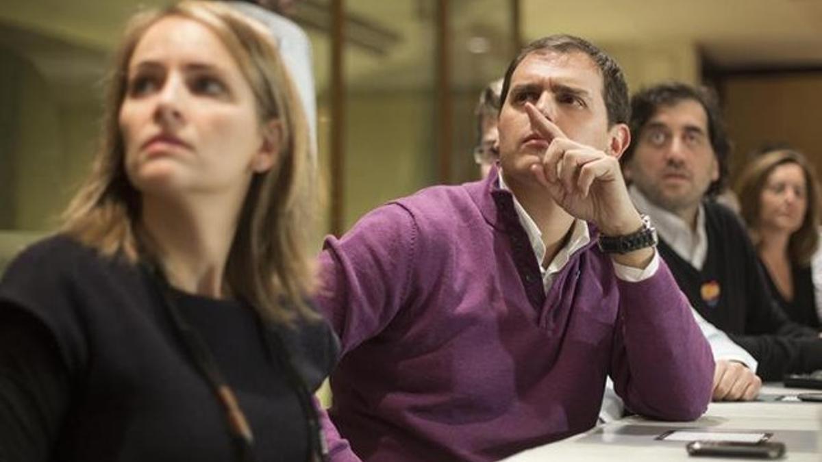 Albert Rivera y su esposa siguen la evolución del escrutinio en el Hotel Gallery.