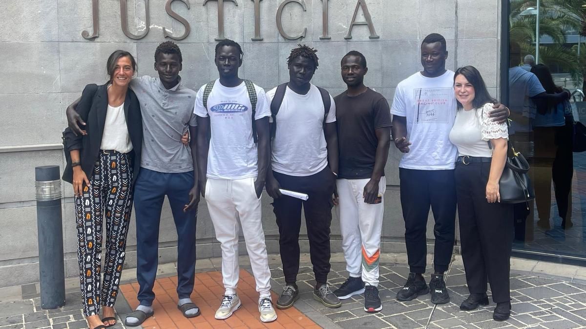 Los migrantes absueltos junto a sus abogadas Sara Rodríguez (i) y Davinia San Millán, ayer en el Palacio de Justicia.