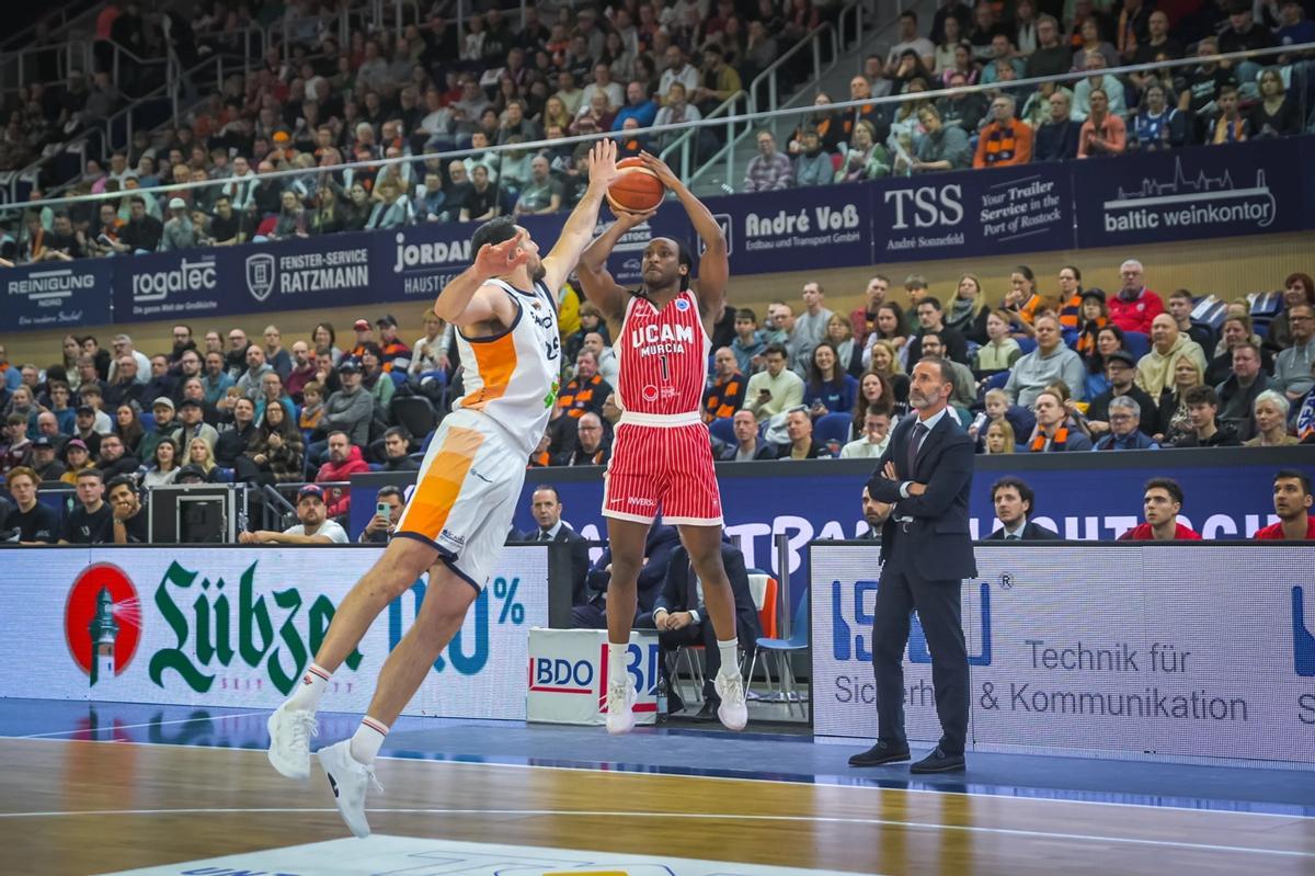 Michael Forrest, base del UCAM Murcia, durante el partido ante el Rostock Seawolves.