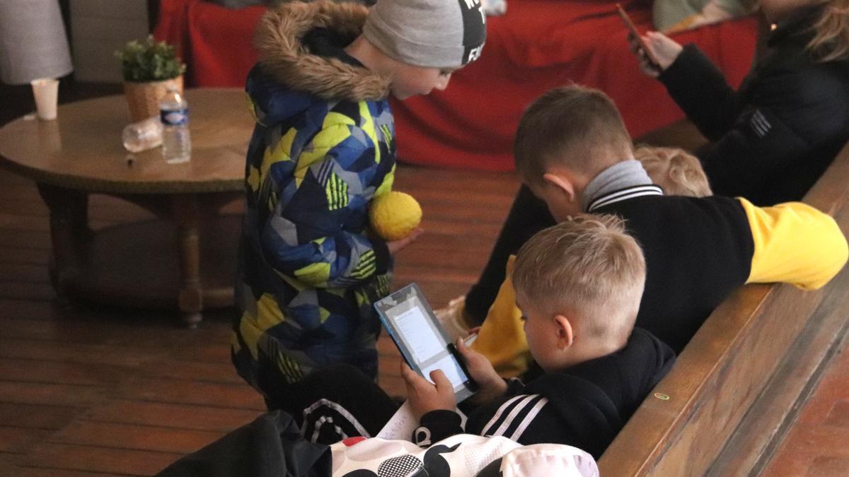 Diversos infants refugiats jugant en la sala d&#039;estar de la casa de colònies de Sallent