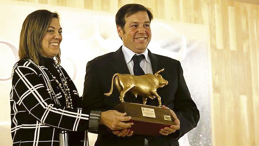 El ganadero Justo Hernández recibiendo un premio en Salamanca.