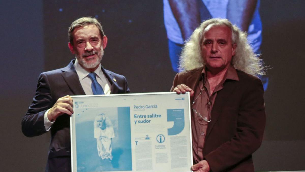 Pedro García recibe el Premio Importante de Junio de manos del secretario general de la Delegación del Gobierno en la Región, Francisco Jiménez