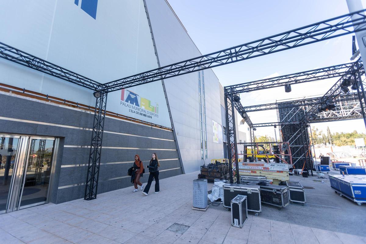 Así es el montaje de la zona "gastro" del Benidorm Fest y los exteriores del Palau