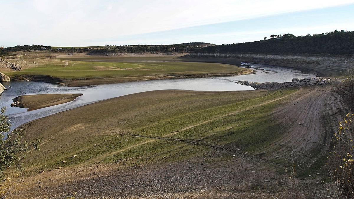 Embalse de Ricobayo, apenas sin agua, en la zona de Castrotorafe. | Jose Luis Fernández