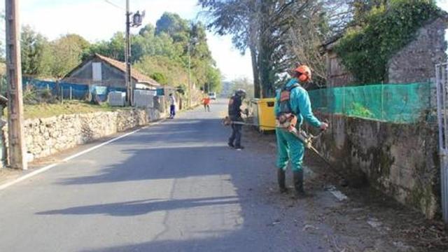 Operarios realizando tareas de desbroce en el rural del concello. | CEDIDA