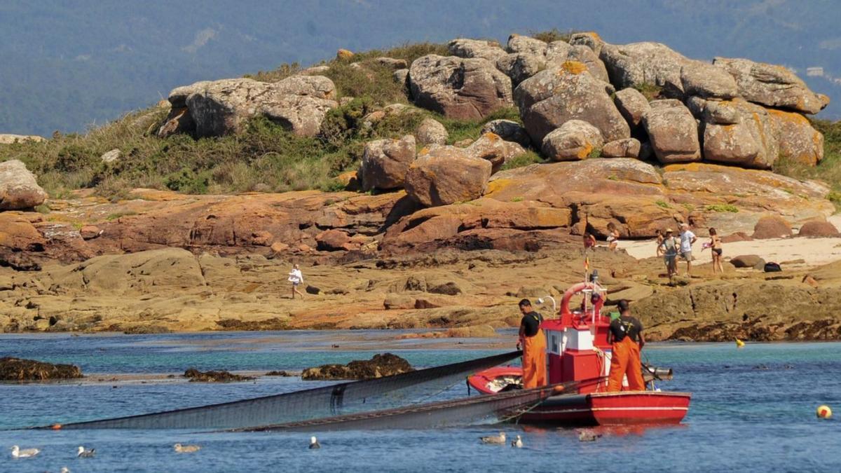 Pesquero de artes menores, en la ría de Arousa. |   // IÑAKI ABELLA