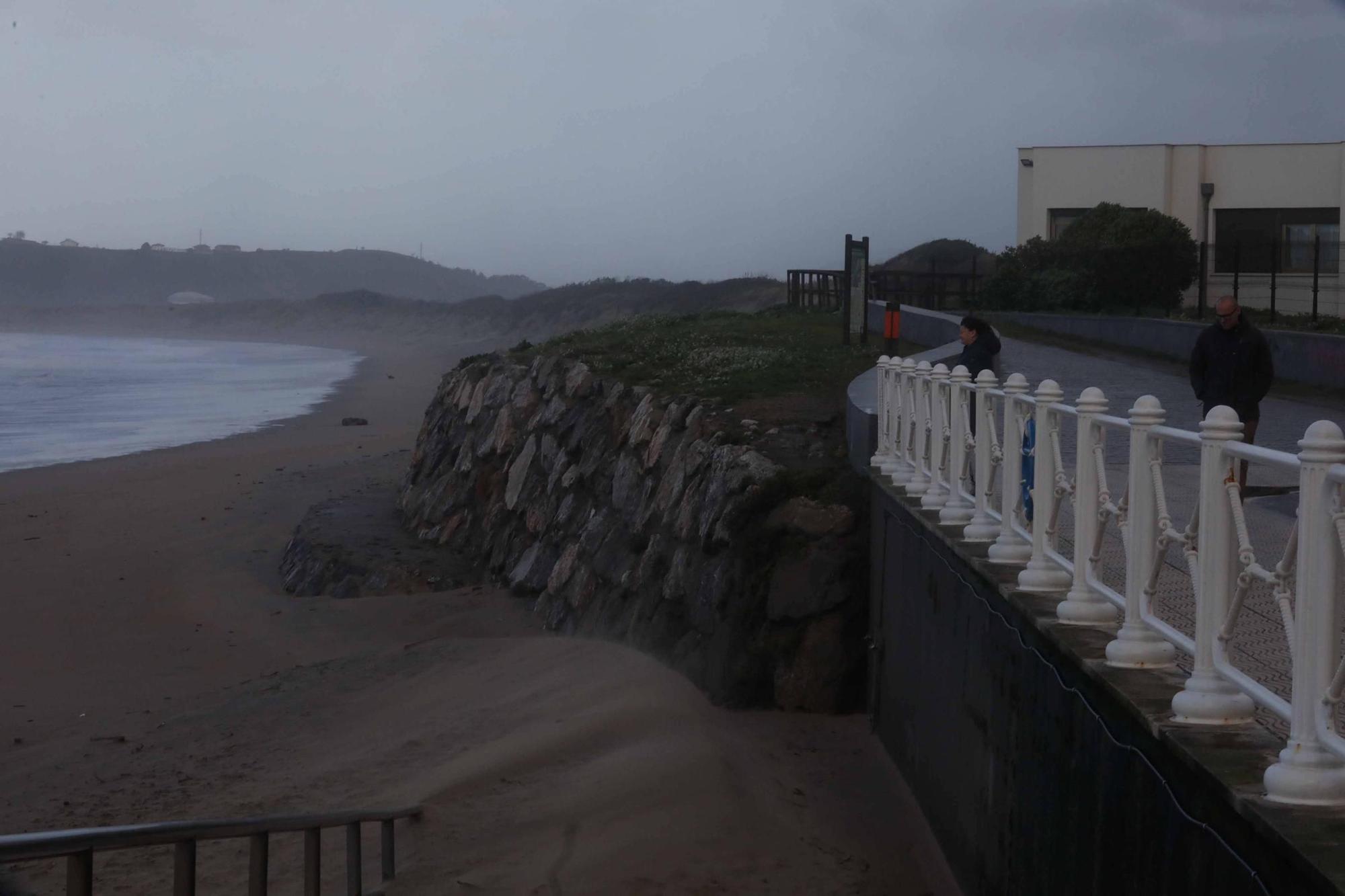 EN IMÁGENES: El temporal en la comarca de Avilés, así estaba la playa de Salinas