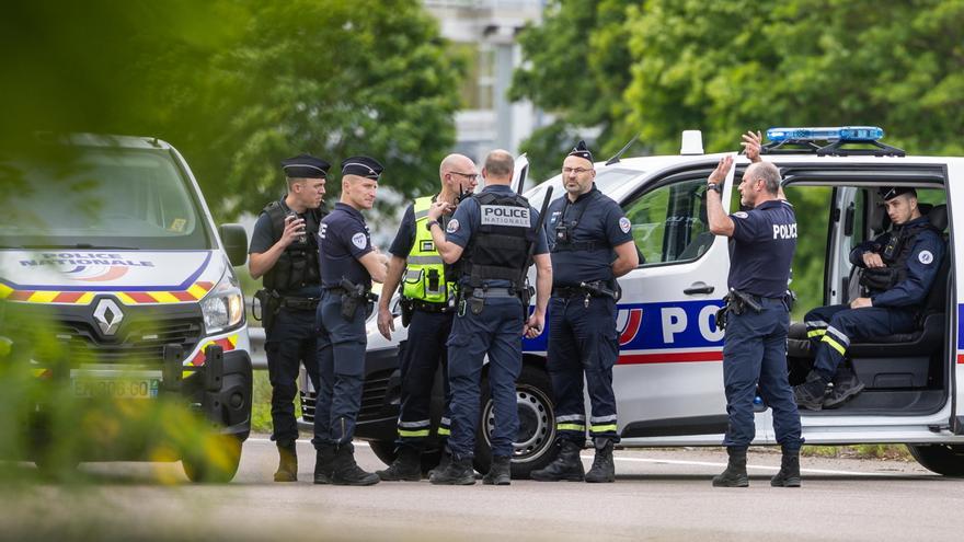 Moren dos policies en un atac a França contra un furgó policial que traslladava un pres