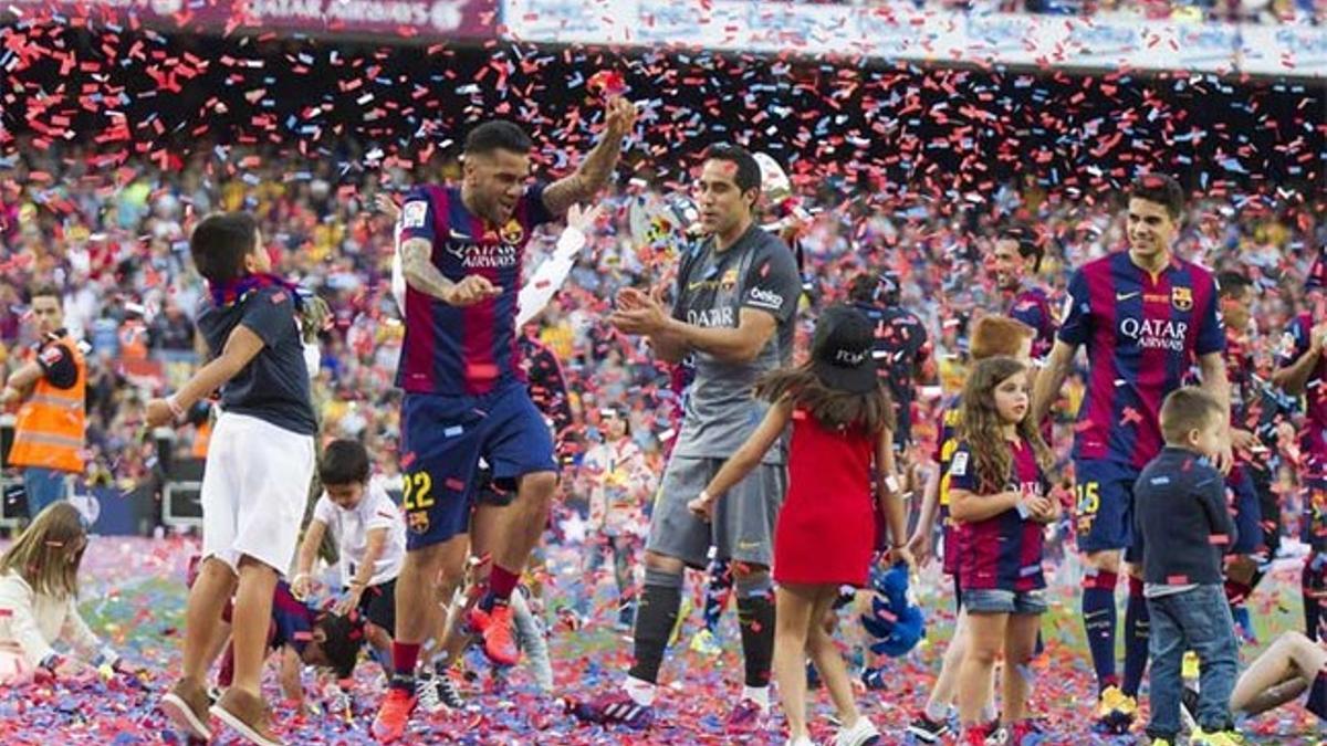 Dani Alves celebra con sus hijos en el césped del Camp Nou la consecución de un título para enmarcar