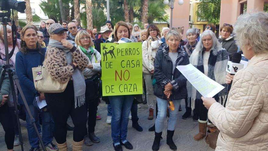 Un centenar de personas exige en Teulada condiciones dignas para los perros de caza