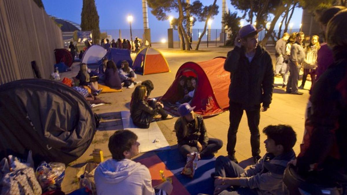 Grupos de adolescentes pasan la noche en los alrededores del Palau Sant Jordi para ver el concierto de Justin Bieber, el pasado 5 de abril.