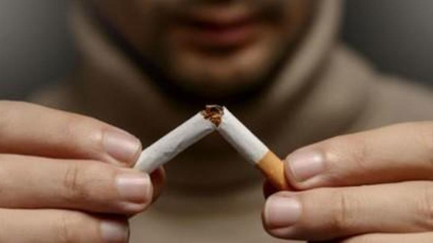 Un jove trenca una cigarreta