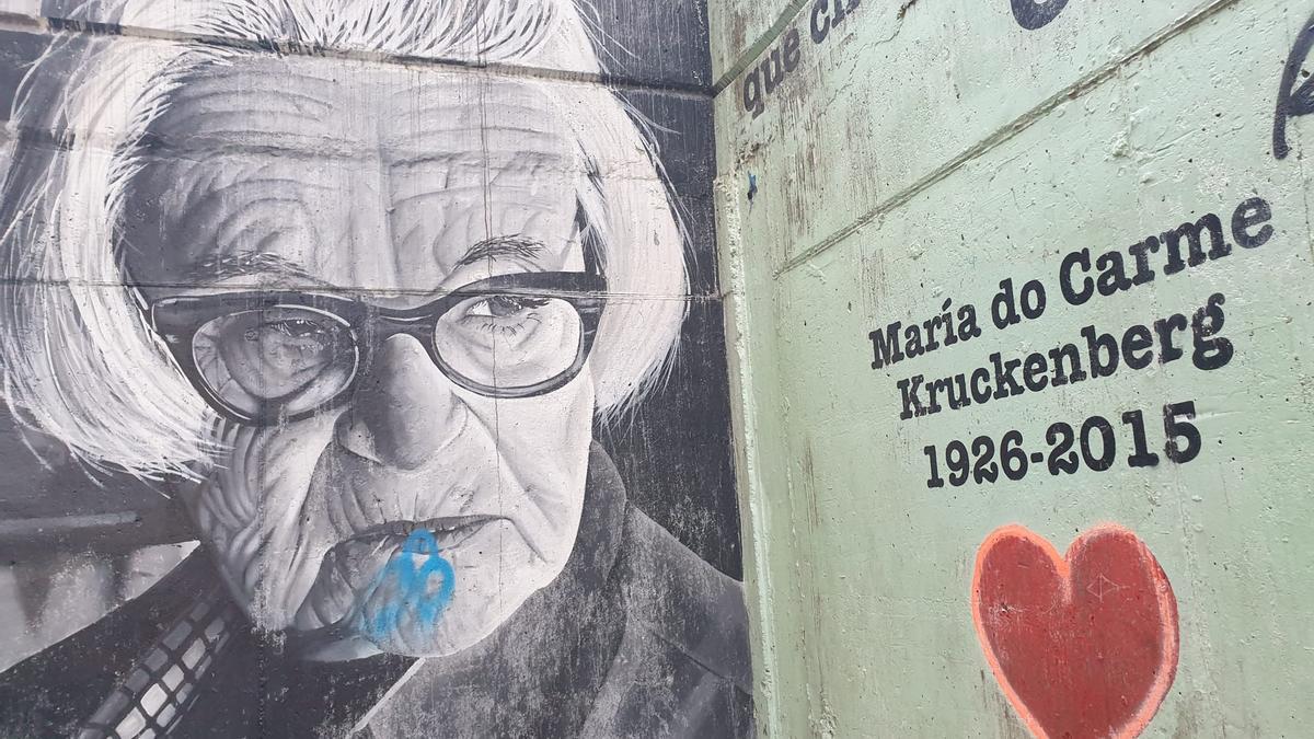 Pintadas en el mural de María do Carmen Kruckenberg en la calle Roupeiro