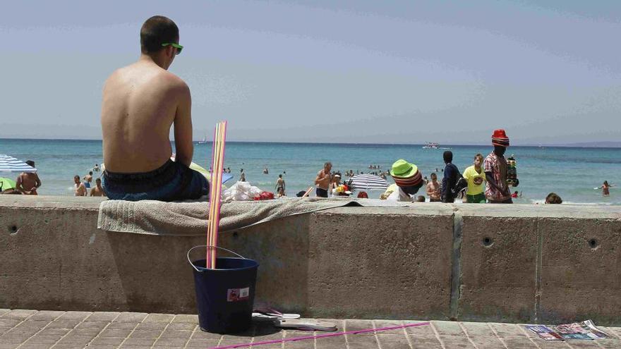 Escena de botellÃ³n en la costa de Mallora.