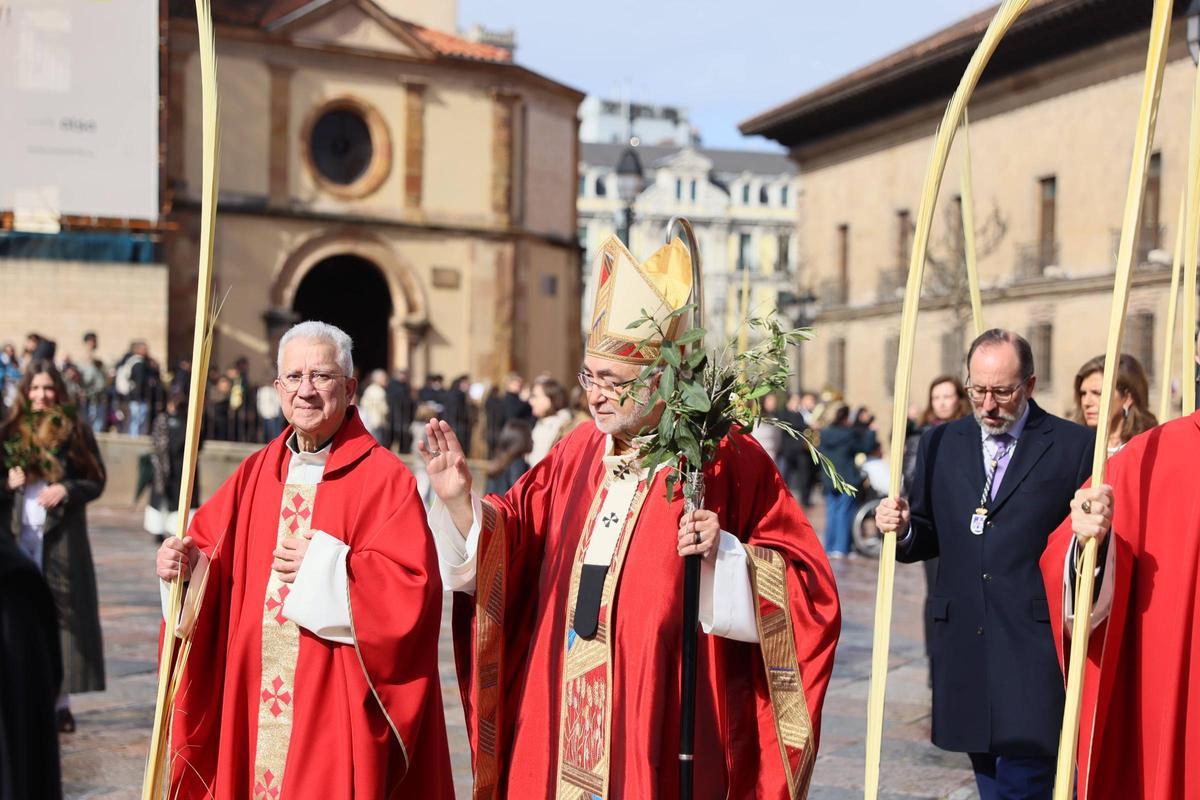 Benito Gallego, a la izquierda, junto al Arzobispo, durante la procesión del pasado Domingo de Ramos.