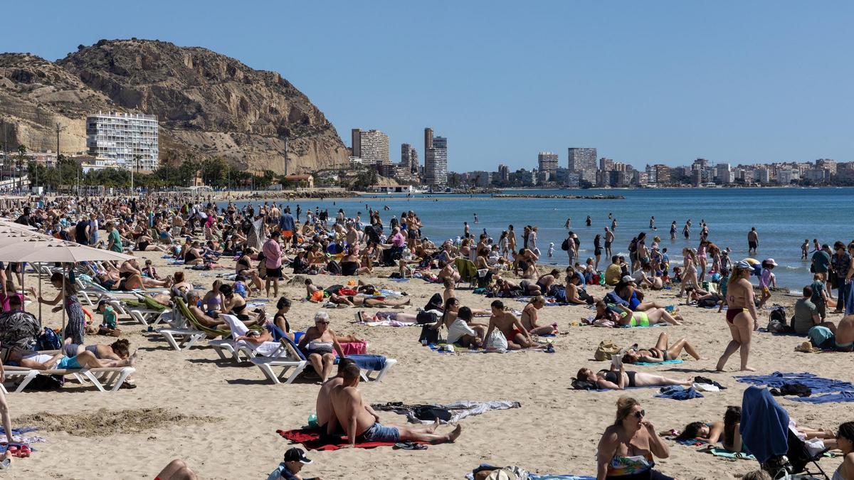 La playa del Postiguet llena de bañistas en las vacaciones de Semana Santa