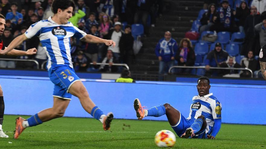 Noé Carrillo en el momento del gol ante la mirada de Nsongo Bil