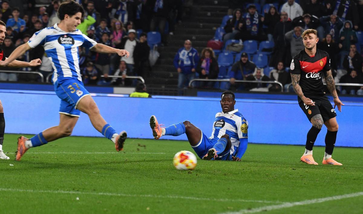 Noé Carrillo en el momento del gol ante la mirada de Nsongo Bil