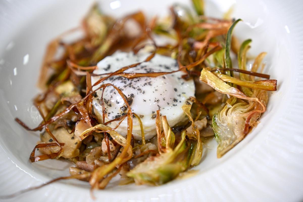 El huevo poché sobre nido de alcachofas salteadas fue todo un homenaje al producto de las jornadas.