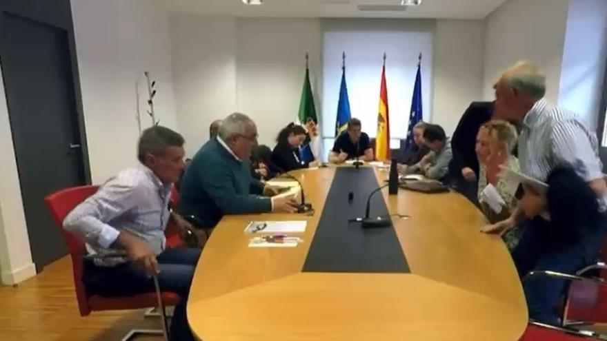 VÍDEO: PSOE y PP abandonan el pleno de Colunga tras polemizar con el interventor y el Alcalde.
