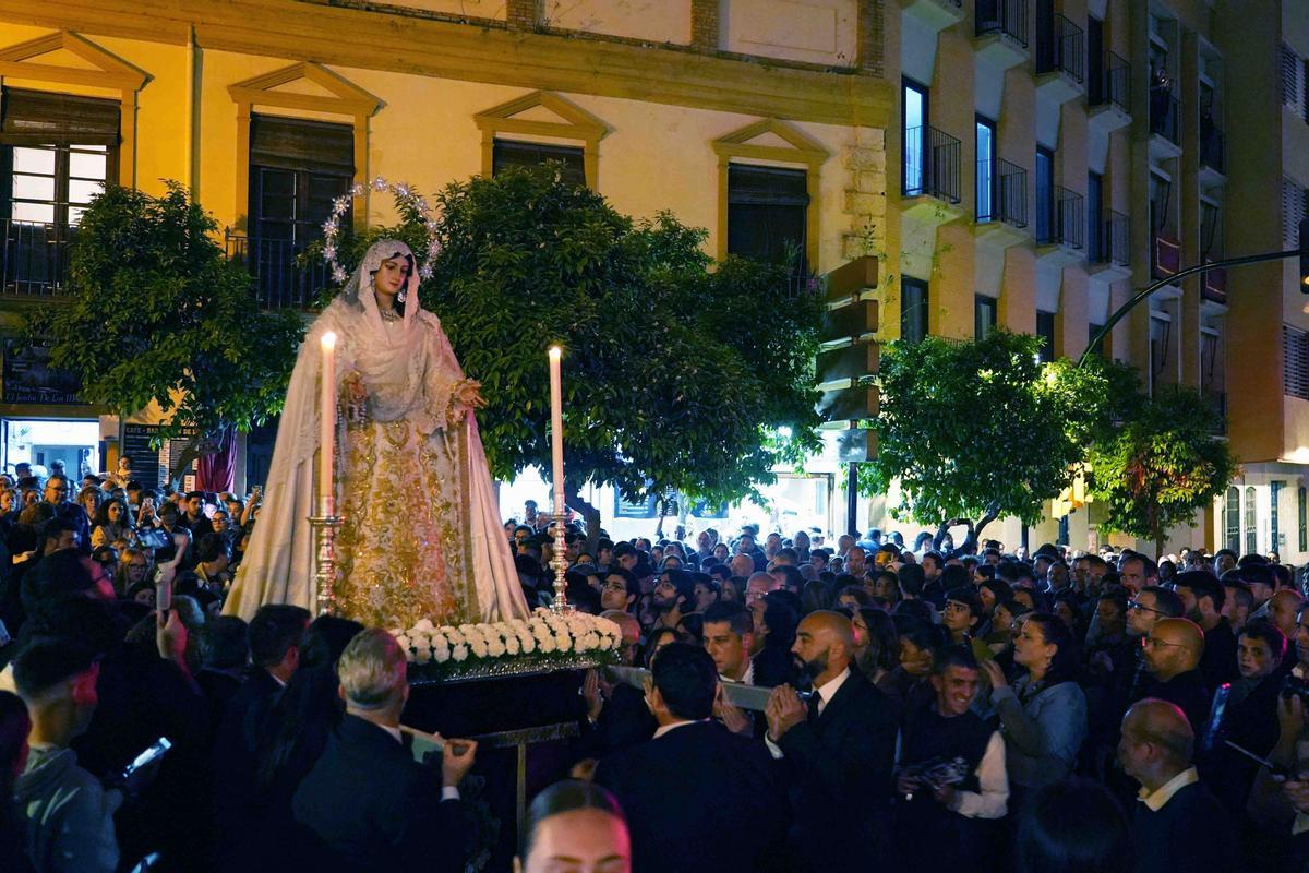 Traslado de la Virgen del Rocío el Jueves de Pasión de 2024.