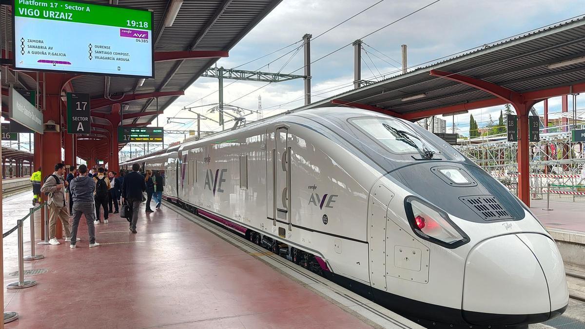 El primer AVE con destino a Vigo el martes en la estación de Madrid-Chamartín