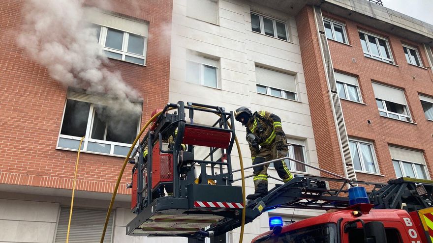 Así fue el incendio que obligó a desalojar a varios vecinos en Gijón