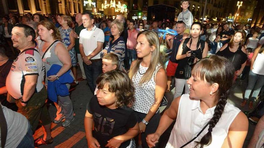 Público asistente en la plaza de España. // Gustavo Santos