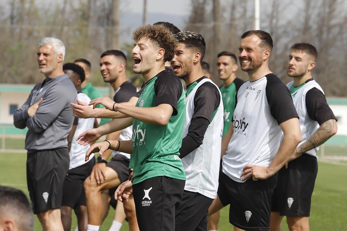 El Córdoba CF y su gran ambiente en el entrenamiento, en imágenes