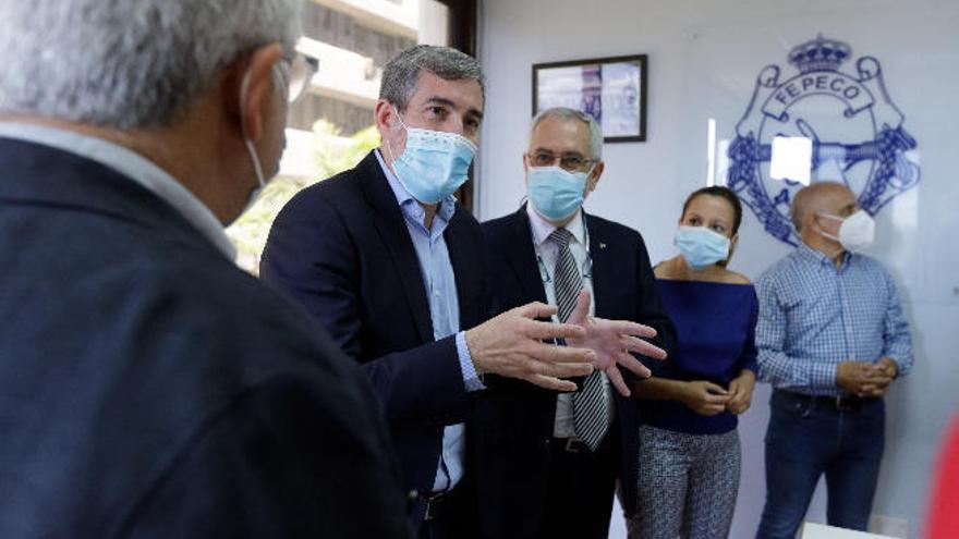 Fernando Clavijo, Óscar Izquiero y Rosa Dávila, ayer en la sede de Fepeco en Santa Cruz de Tenerife.