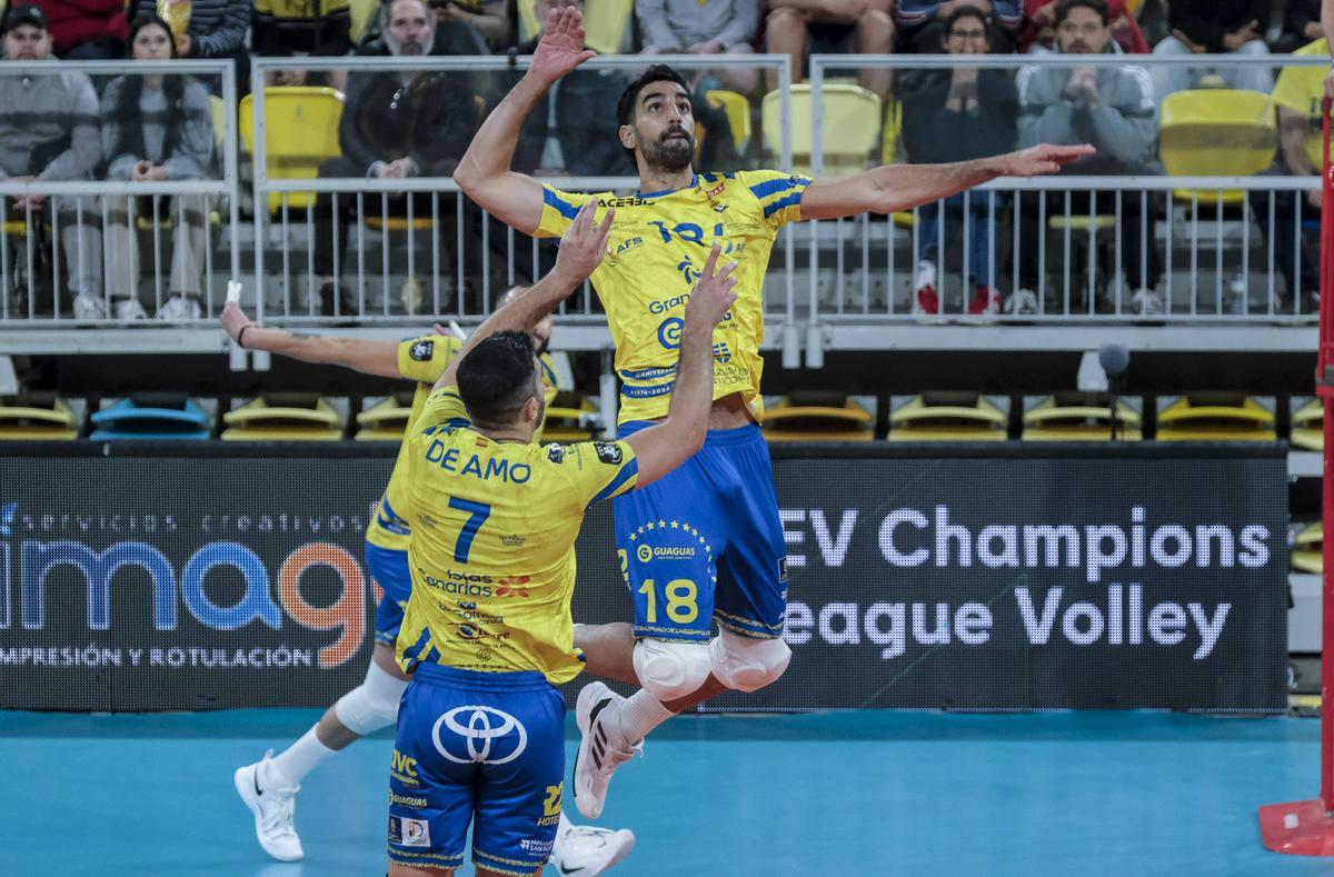 Martín Ramos se prepara para rematar en una acción del partido de ida ante el Montpellier.