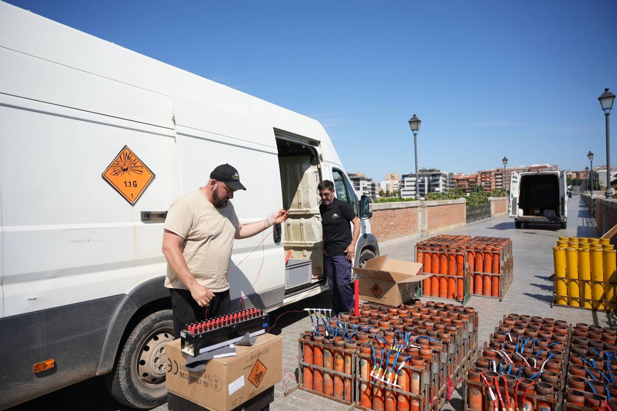 Todo listo en el puente de Palmas de Badajoz para los fuegos de esta noche