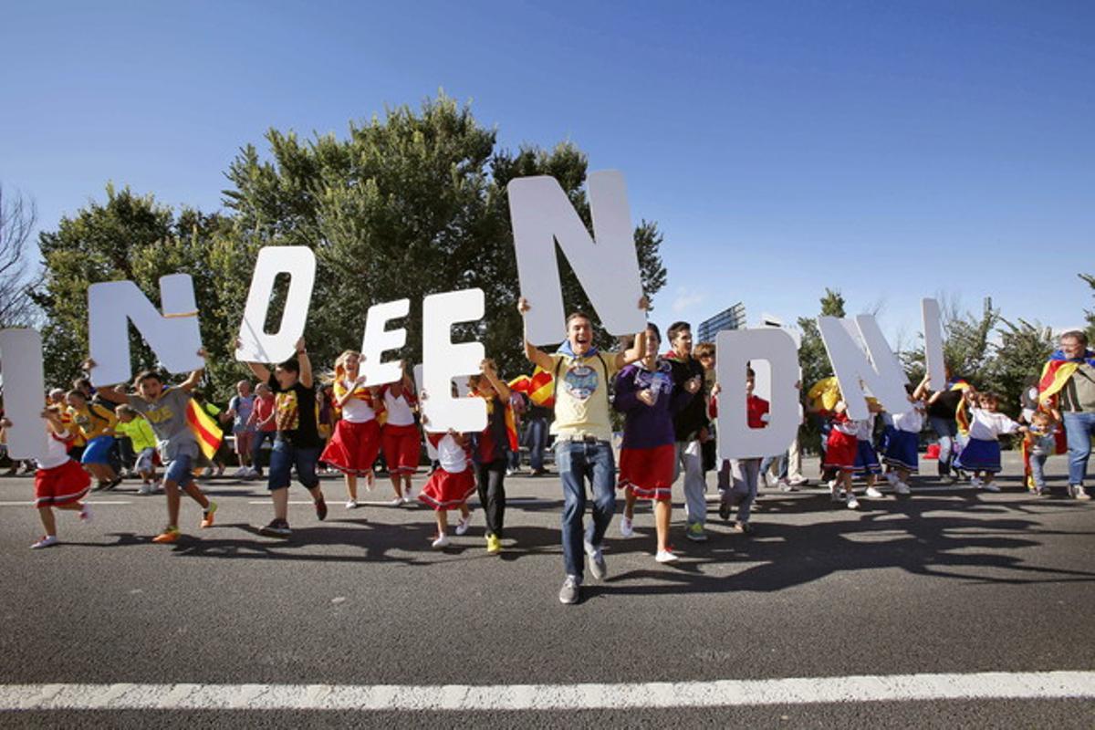 Varias personas forman la palabra ’independencia’ en Avinyonet del Penedès.