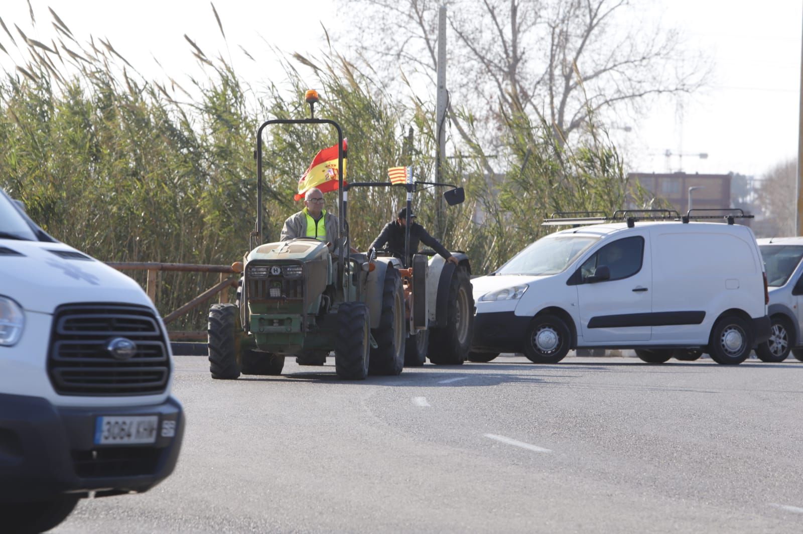 Las tractoradas dificultan el tráfico en la A-7 hacia Valencia