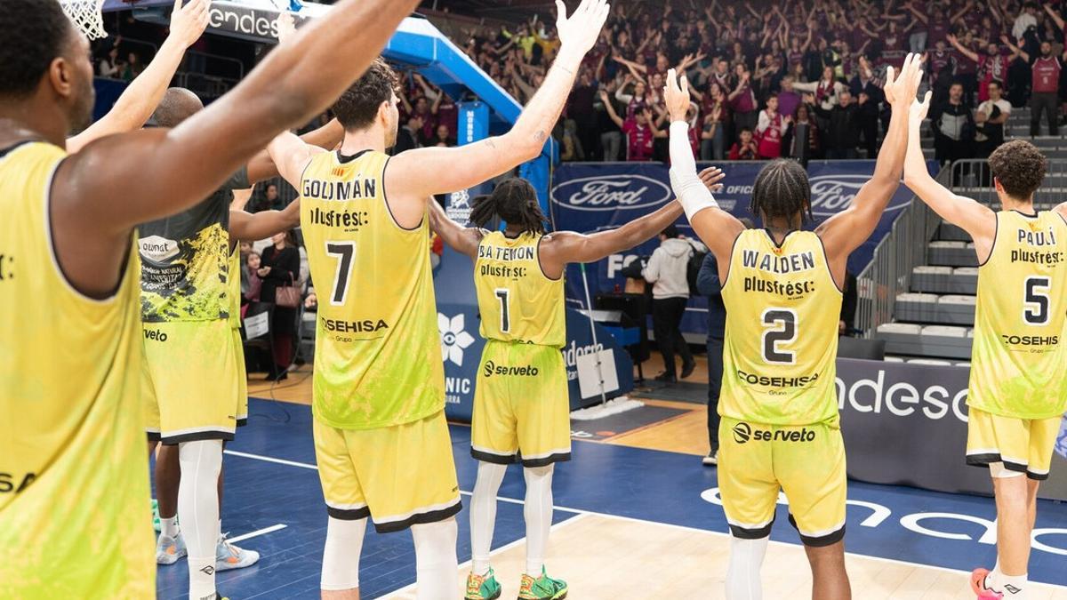Los jugadores del Hiopos Lleida celebran la victoria con su afición en la pista del MoraBanc Andorra
