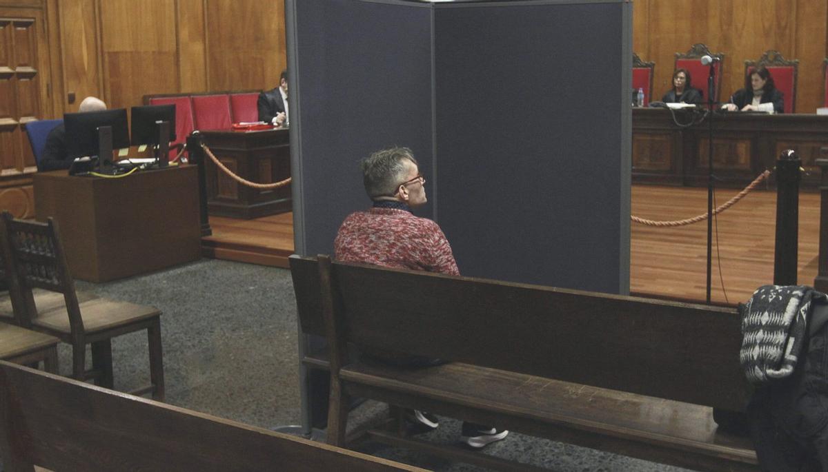 El acusado, en el juicio en la Audiencia Provincial, que lo condena por agresión sexual y lesiones en el ámbito de la violencia de género. | IÑAKI OSORIO