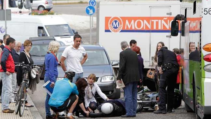 Varios vecinos auxilian al motorista. // J. Lores