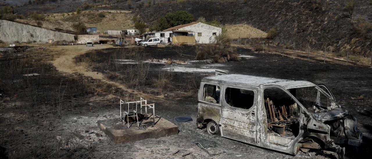 Un cotxe i un terreny cremat per l’incendi d’Ateca. | EFE