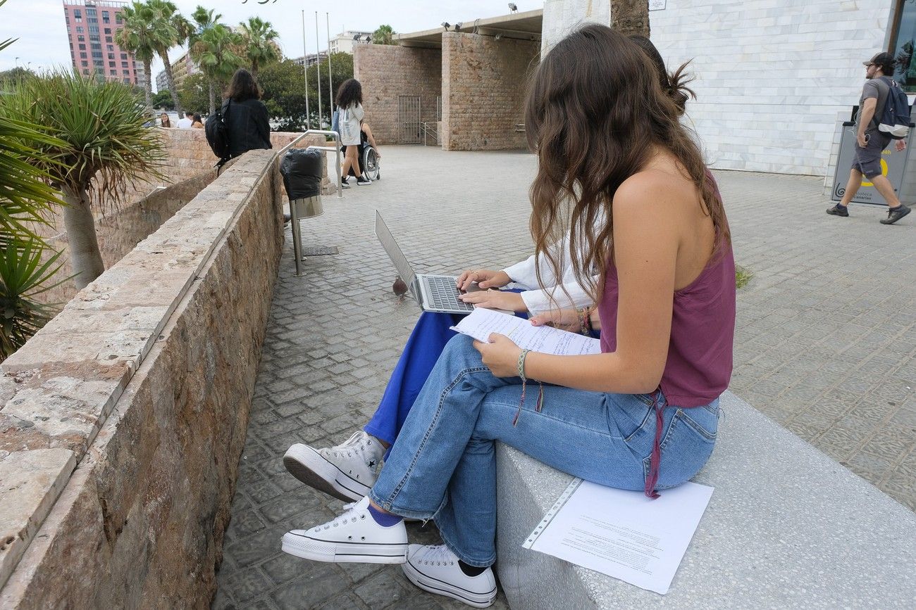 Estudiantes preparando la EBAU 2022/2023 en la Biblioteca del Estado de Las Palmas de Gran Canaria
