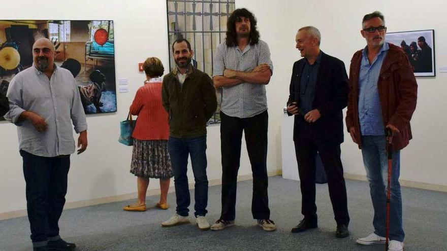 Marcos León, Ángel García, José Manuel López, Ramón Quirós y Fernando Robles, en la exposición de la Casa de Cultura de Pola de Siero.