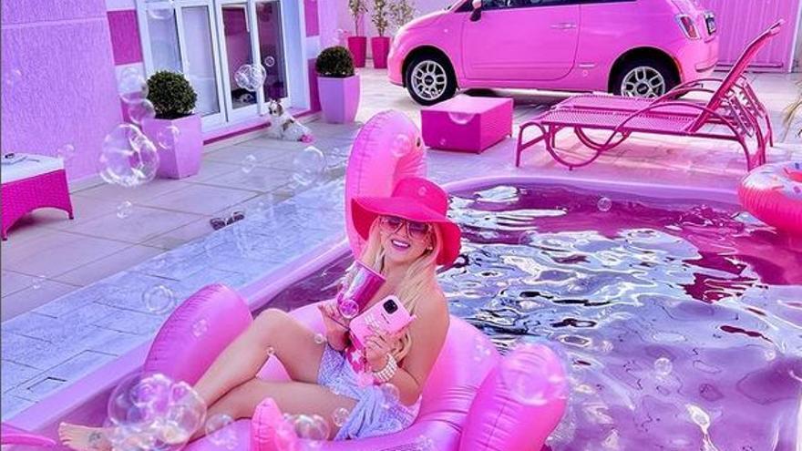 Se gasta 180.000 euros en remodelar su casa para vivir como una auténtica Barbie