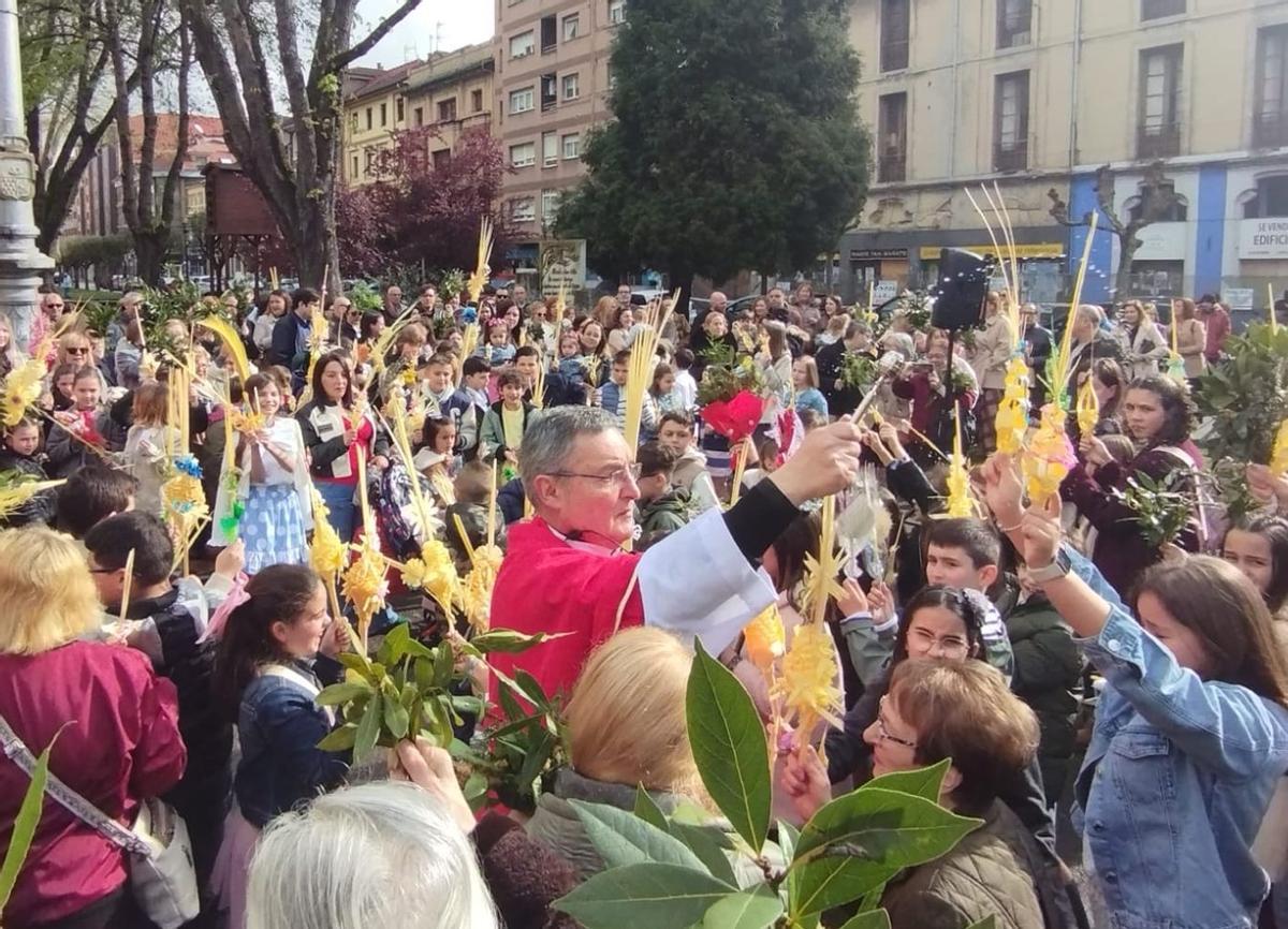 El párroco Francisco Fernández, en la bendición de La Felguera.