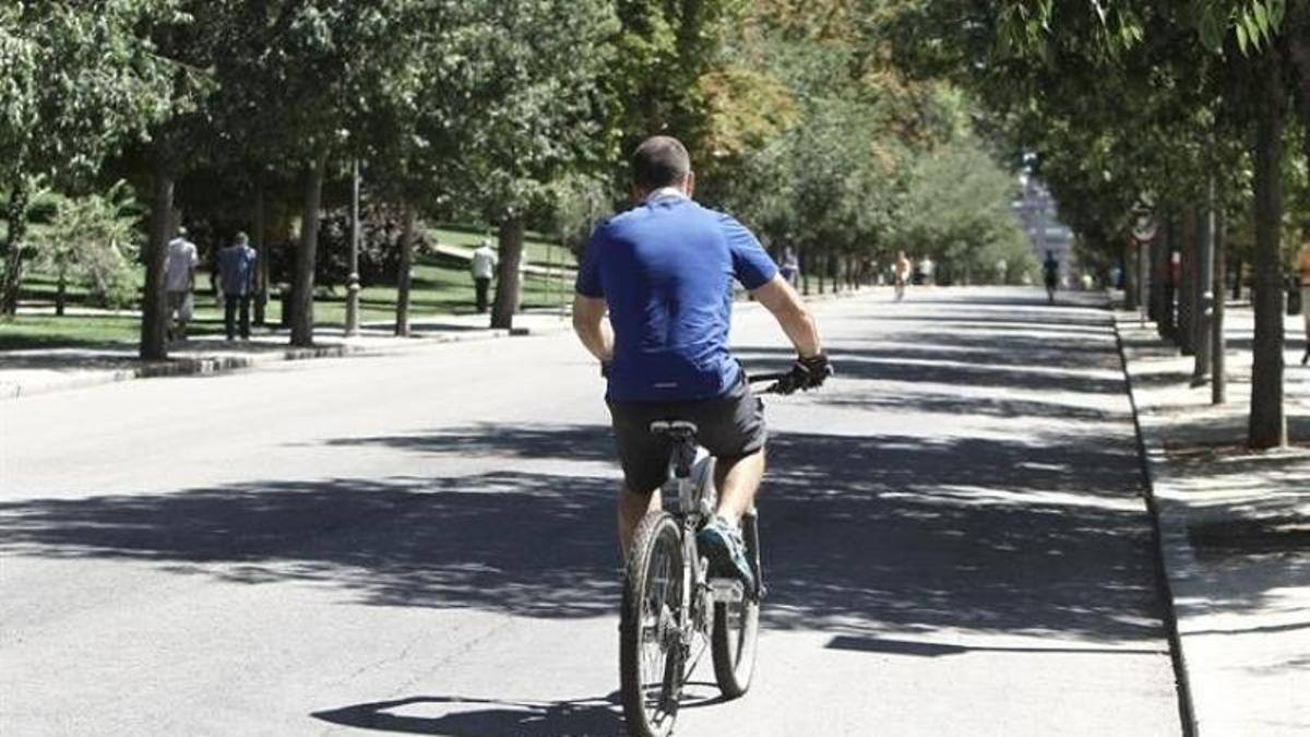 Un hombre hace ejercicio en bicicleta.