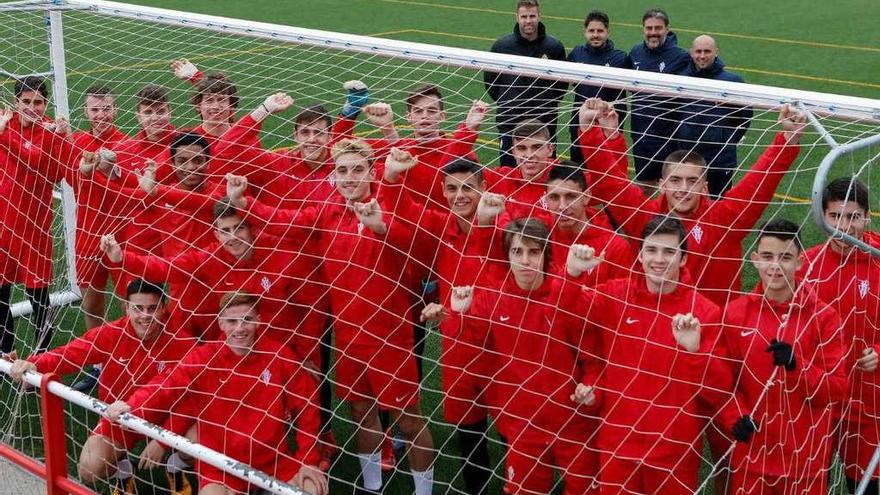 Los jugadores del juvenil A del Sporting, con los técnicos Isma Piñera, Sergio Meana, Daniel Alonso y Jorge Sariego detrás, durante el entrenamiento de ayer.