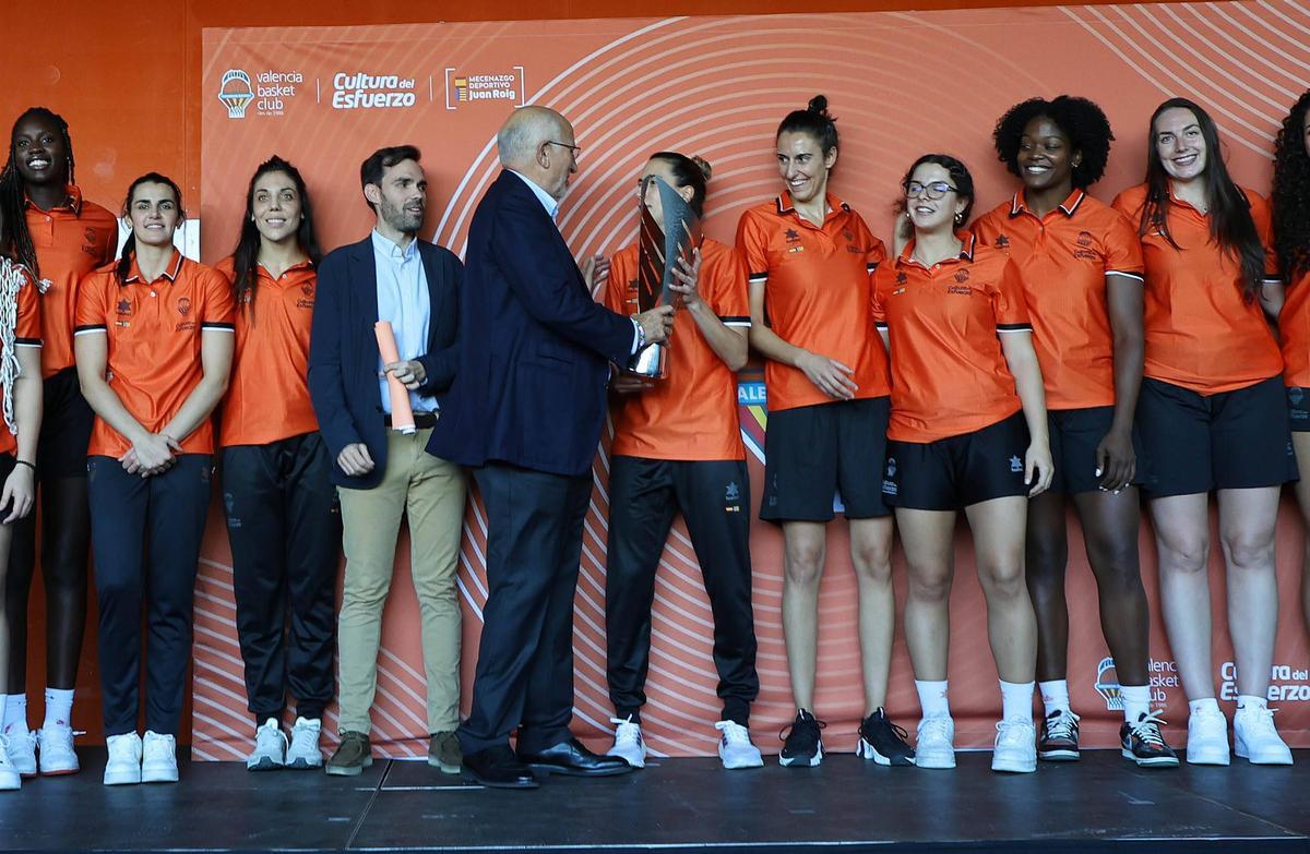 Juan Roig, propietario del Valencia Basket, en la recepción a las campeonas de la Supercopa de baloncesto femenino.