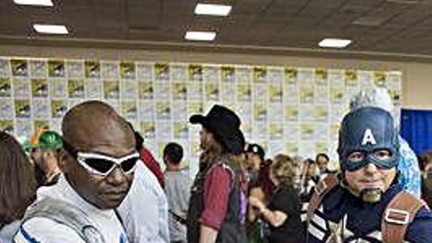 Dos asistentes al Comic-Con caracterizados como el Capitán América.